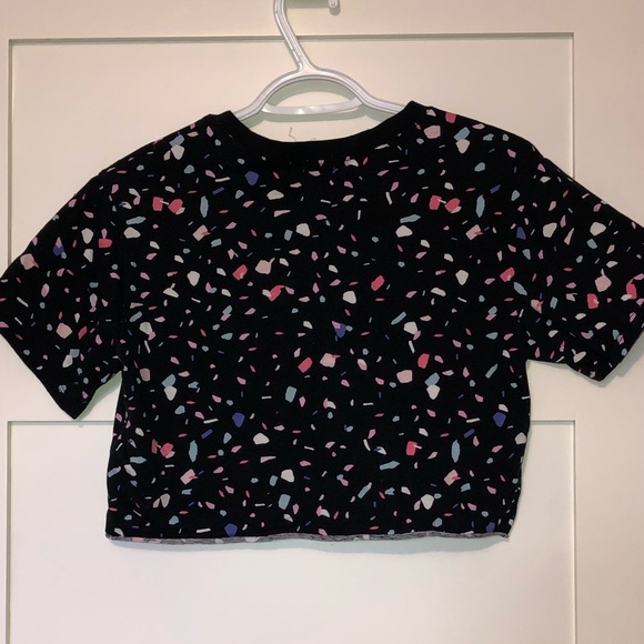 Cropped shirt with geometric shapes - Picture 2 of 2